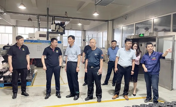青島德州老鄉(xiāng)會宮兆東秘書長、禹城市在青流動黨員黨總支籌建負(fù)責(zé)人劉建民一行7人蒞臨公司參觀調(diào)研4.jpg 青島德州老鄉(xiāng)會宮兆東秘書長、禹城市在青流動黨員黨總支籌建負(fù)責(zé)人劉建民一行7人蒞臨公司參觀調(diào)研4.jpg
