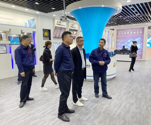 廣州塔山機(jī)械、廣州韓川液壓、江蘇靖江新世紀(jì)液壓、無(wú)錫密斯特智能裝備制造有限公司一行6人蒞臨力克川參觀交流3.jpg